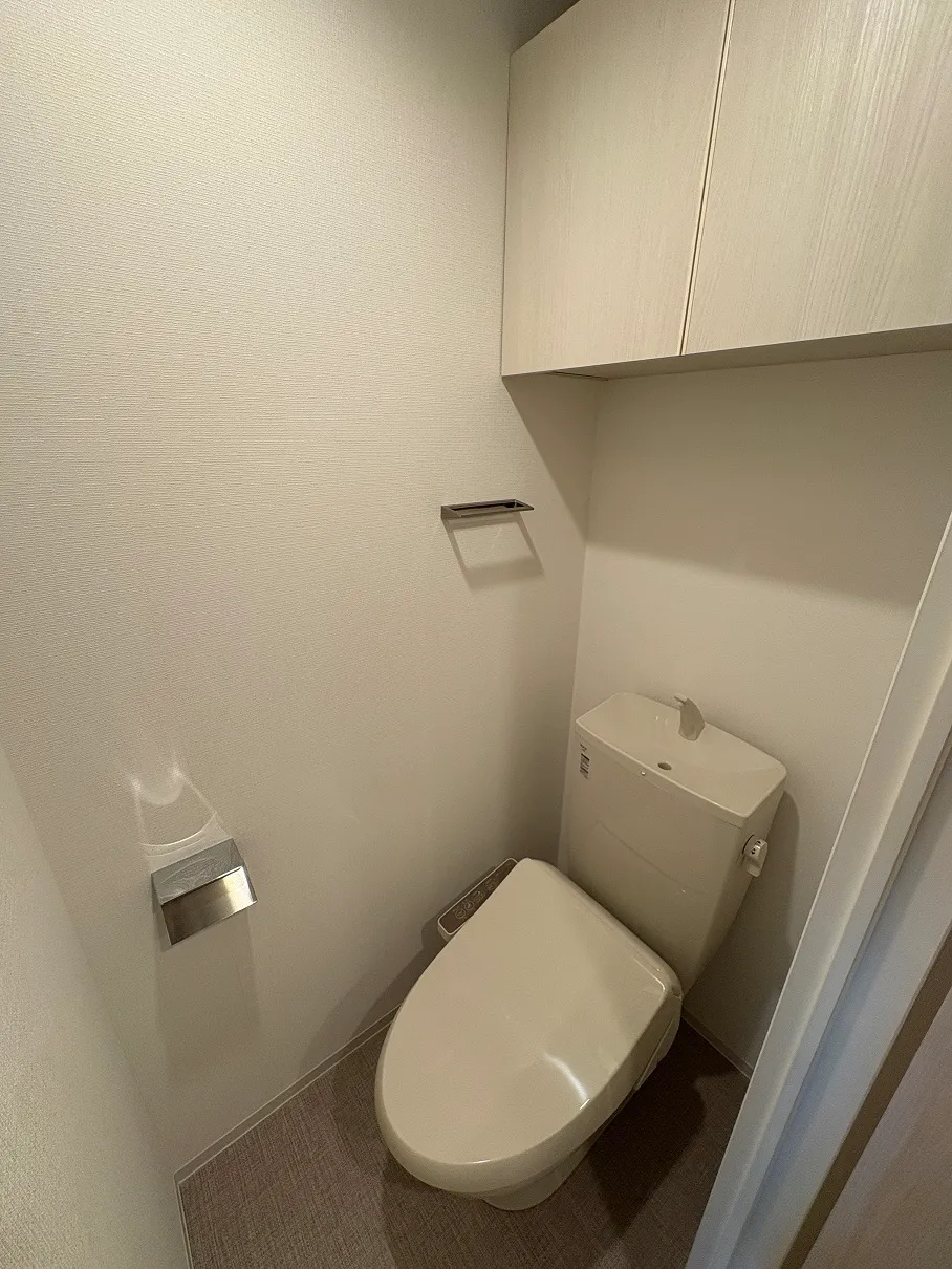 Gran Casa Sumiyoshi III - Interior - ["Toilet seat", "Flooring", "Toilet"]