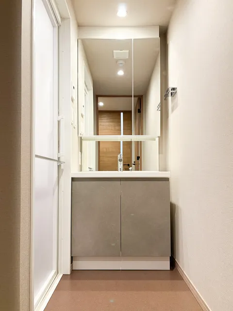 Preasvelta Minowa - Interior - ["Flooring", "Floor", "Wood"]