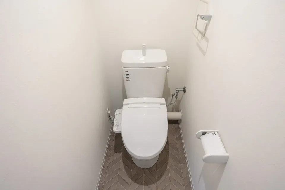 Hmlet Sangenjaya II - Interior - ["Toilet seat", "Toilet", "Bathroom"]