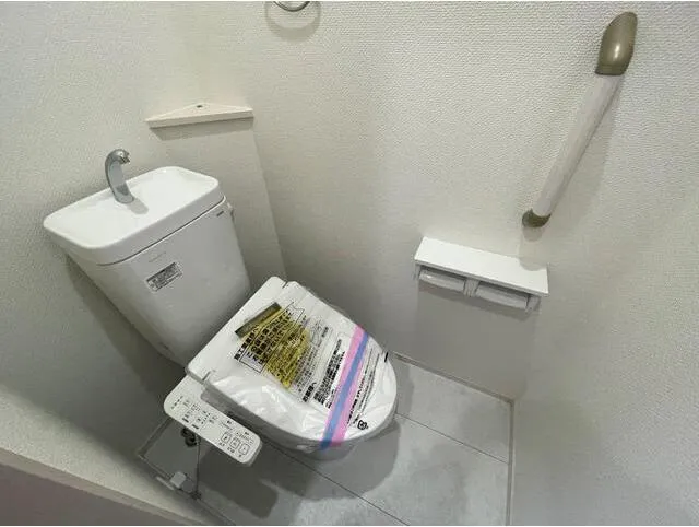 Kolet Yonohonmachi #09 - Interior - ["Toilet seat", "Toilet", "Plumbing fixture"]