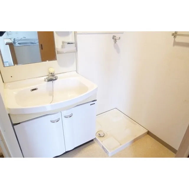 Commodore Kaminarimon - Interior - ["Product", "Plumbing fixture", "Bathroom sink"]