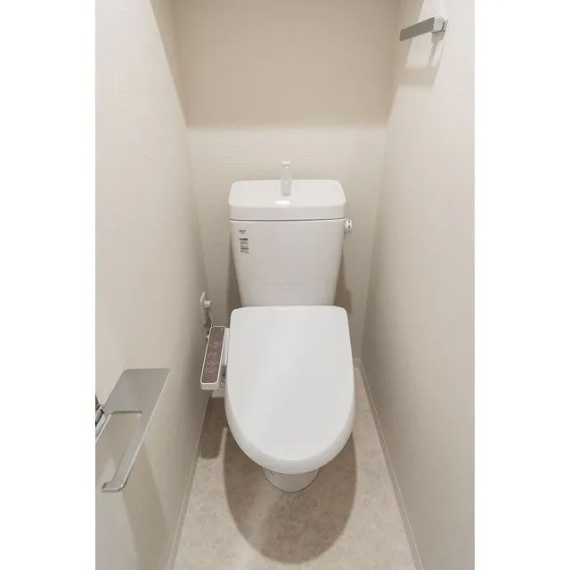Comforia Oji - Interior - ["Plumbing fixture", "Toilet seat", "Toilet"]