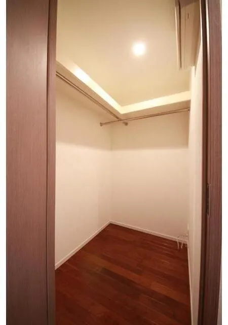 Ipse Kamata WEST - Interior - ["Wood", "Flooring", "Floor"]