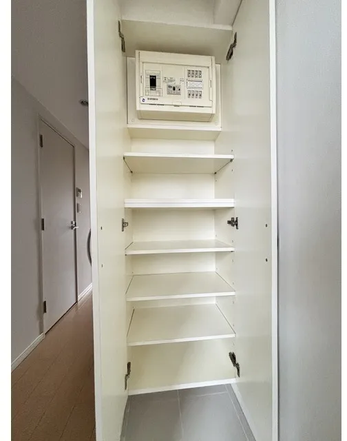 Casa Misakicho - Interior - ["Wood", "Locker", "Design"]