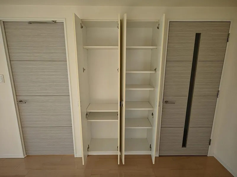 Este Maison Daizawa - Interior - ["Wood", "Fixture", "Shelving"]