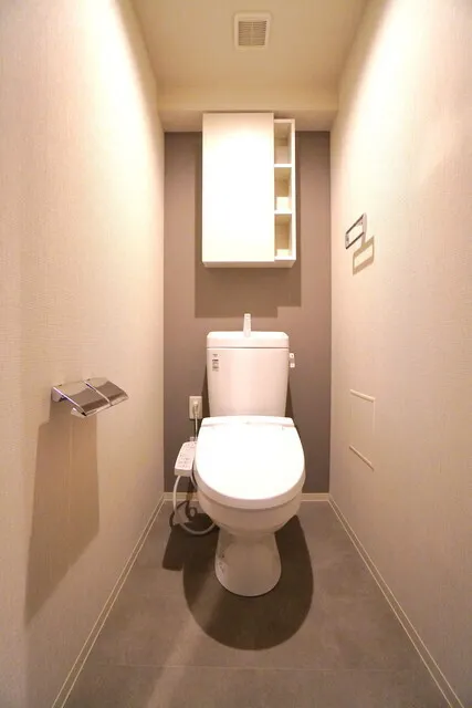 Roygent Komagome Rikugien - Interior - ["Toilet seat", "Toilet", "Plumbing fixture"]