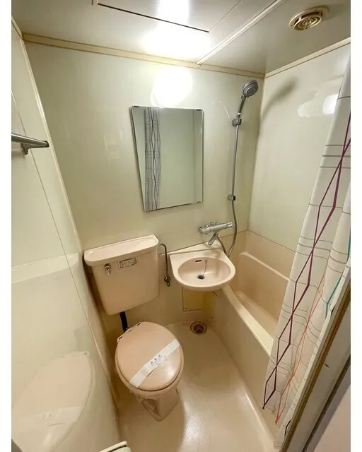 Actor'S Seat Building - Interior - ["Plumbing fixture", "Building", "Sink"]
