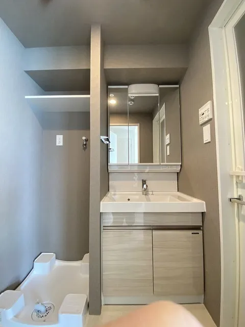Comforia Live Senju - Interior - ["Mirror", "Tap", "Furniture"]