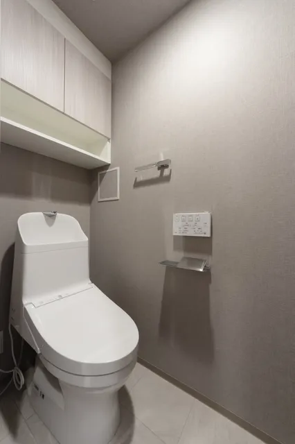 Terra Silk Forest - Interior - ["Toilet seat", "Toilet", "Flooring"]
