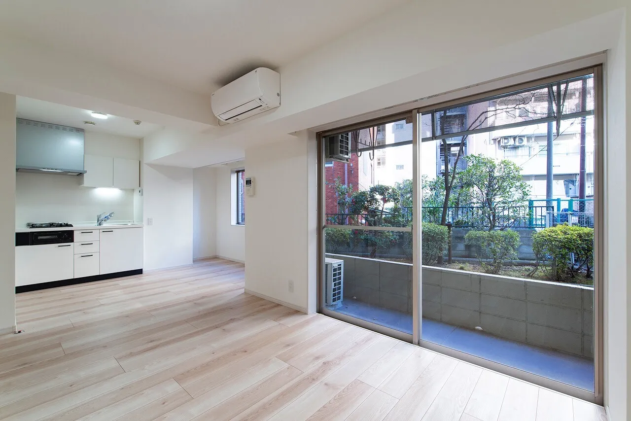 Nishi-Shinjuku Forest Annex - Interior - ["Plant", "Building", "Window"]