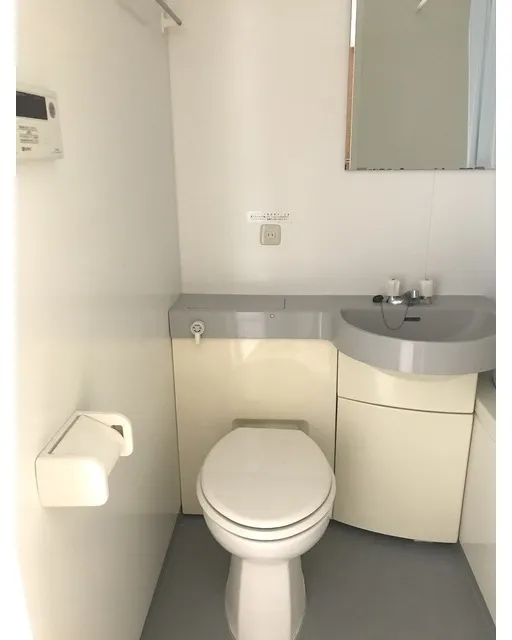 Scalar Sukumo - Interior - ["Mirror", "Plumbing fixture", "Sink"]