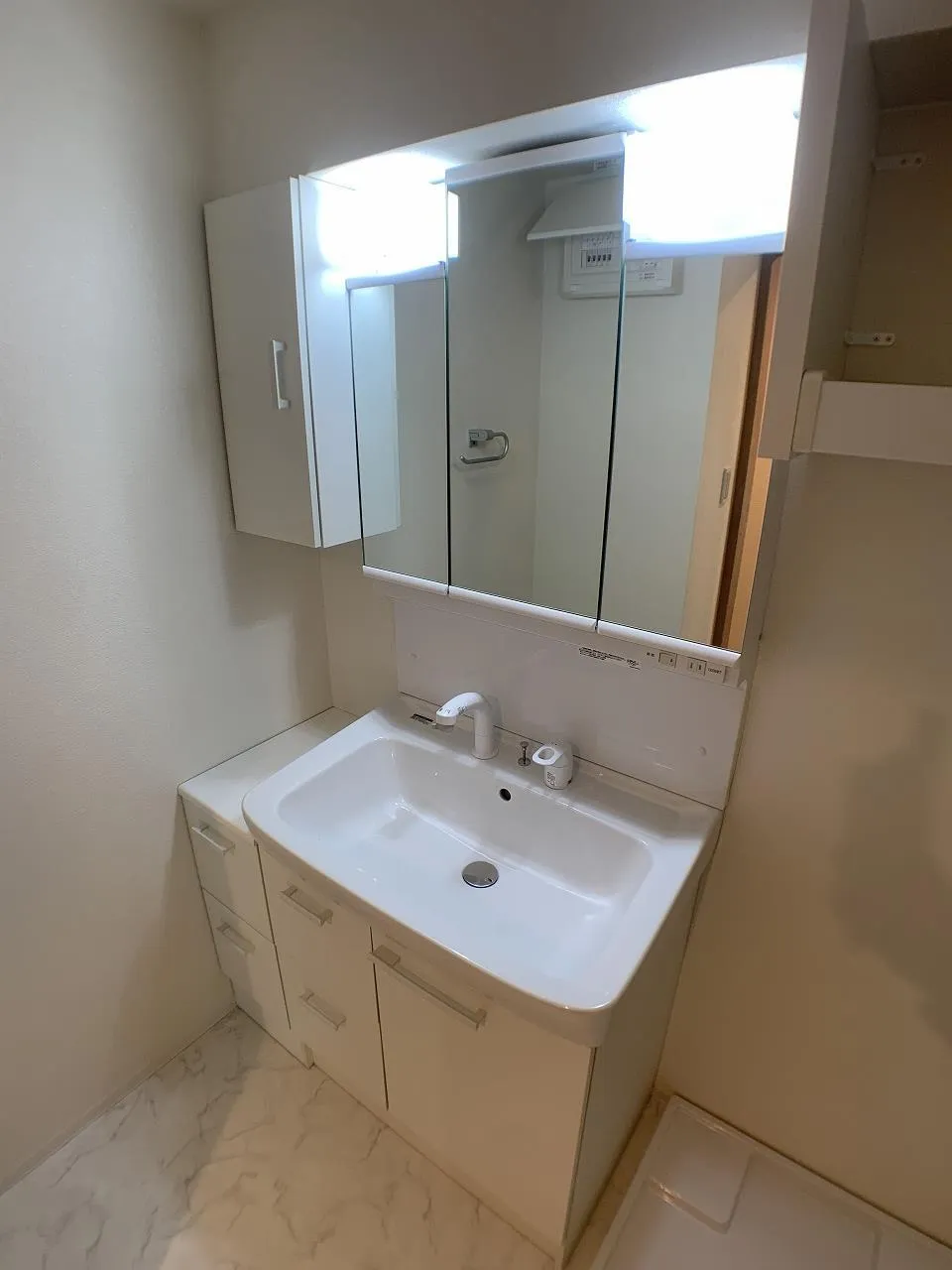 LiveFlat Kinshicho - Interior - ["Mirror", "Tap", "Plumbing fixture"]