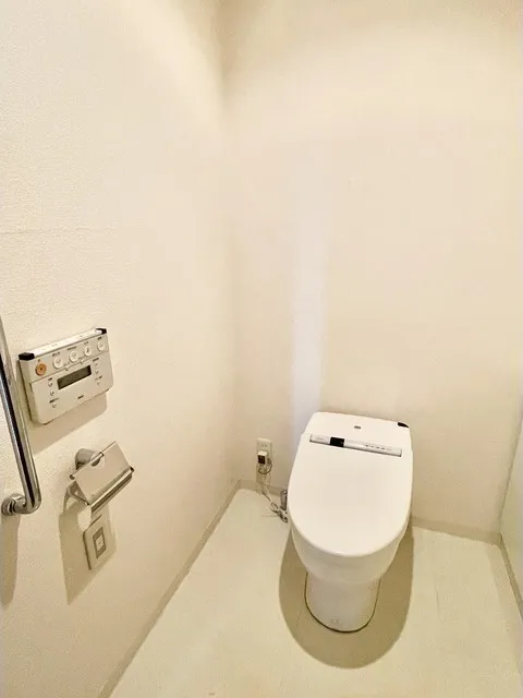 Katerina Mita Tower Suite West Ark - Interior - ["Toilet seat", "Toilet", "Bathroom"]