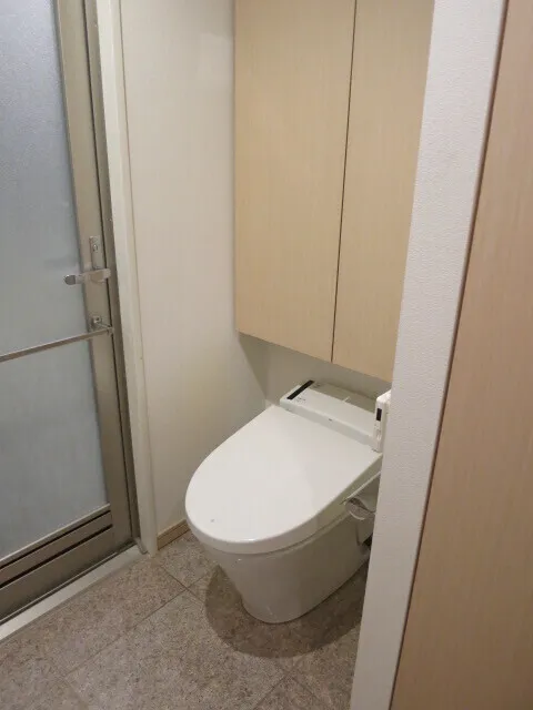 Doue Nihonbashi - Interior - ["Toilet seat", "Toilet", "Plumbing fixture"]
