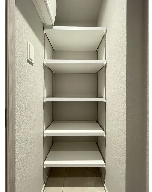 Season Flats Omorinishi - Interior - ["Shelving", "Floor", "Grey"]