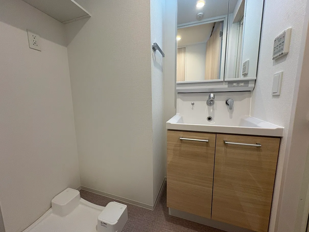 Gran Casa Sumiyoshi III - Interior - ["Plumbing fixture", "Bathroom Sink", "Flooring"]
