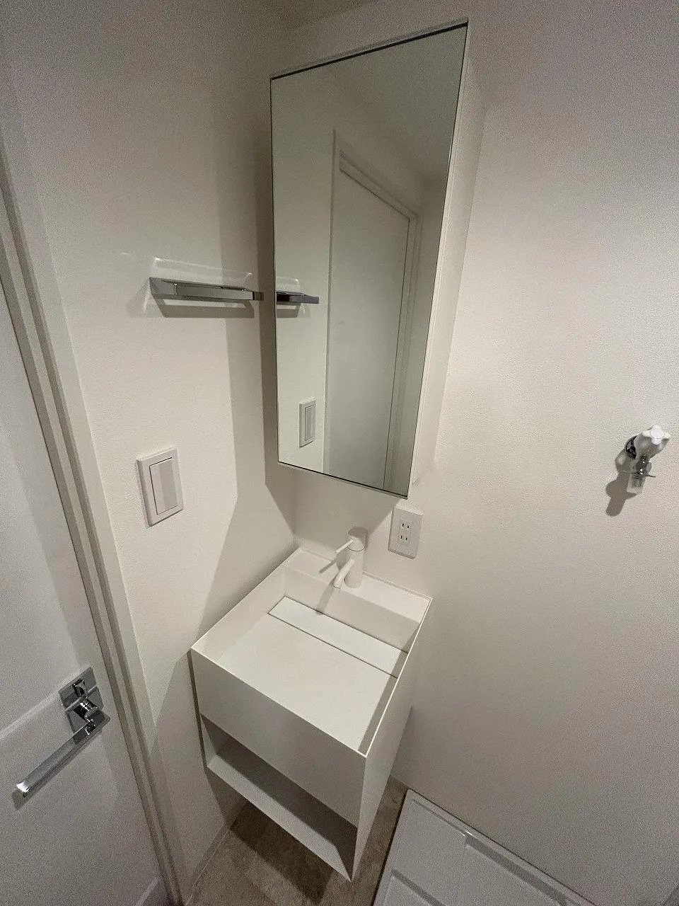 LiveFlat Sendagi - Interior - ["Building", "Wood", "Door"]