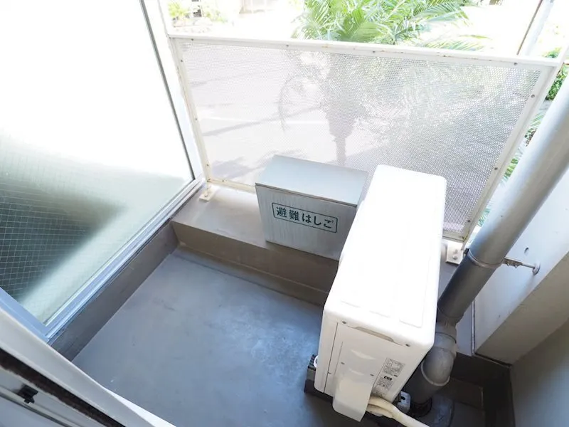 Residia Meguro II - Interior - ["Glass", "Daylighting", "Plumbing fixture"]