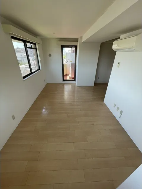 The Crest - Interior - Interior view 12 floor room photos of the same type *Current status will be given priority