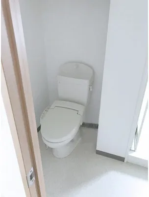 Plaz Tower Higashi Shinjuku Building - Interior - ["Toilet seat", "Toilet", "Plumbing fixture"]