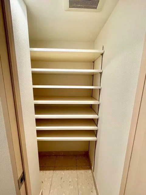 Residia Nihonbashi Bagurocho - Interior - ["Wood", "Flooring", "Shelving"]