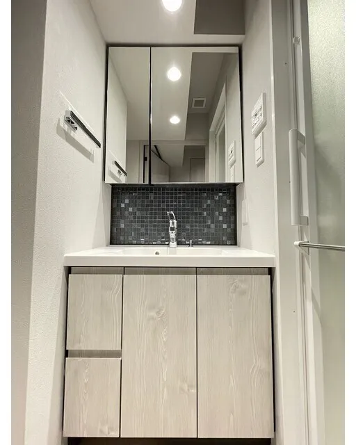 Season Flats Omorinishi - Interior - ["Flooring", "Interior design", "Bathroom cabinet"]