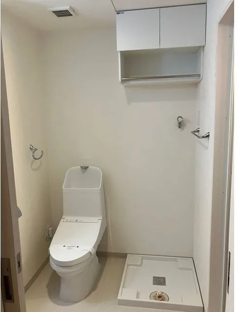 Hiroshin Building - Interior - ["Toilet seat", "Toilet", "Plumbing fixture"]