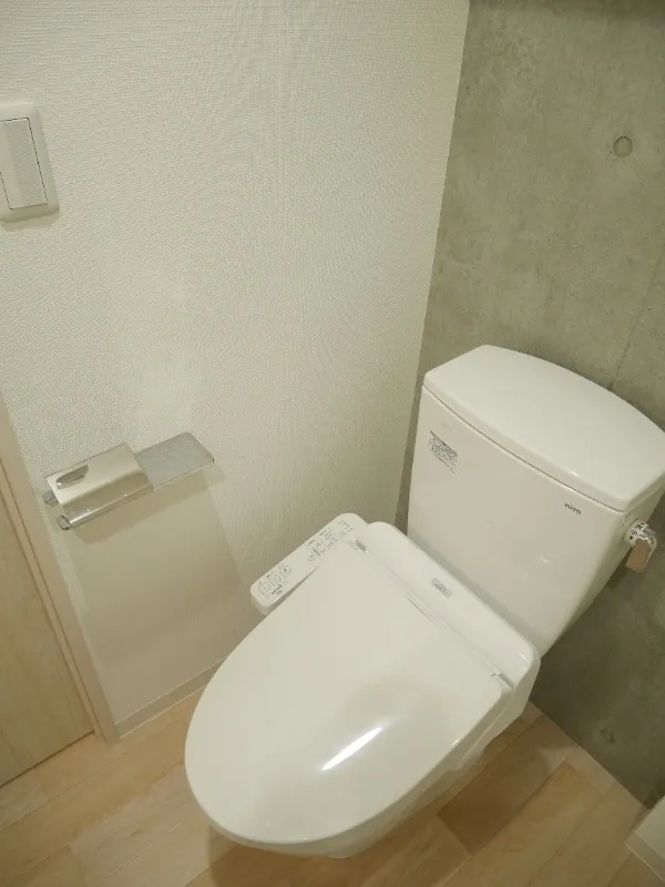 Lasiklas Saginomiya - Interior - ["Toilet seat", "Plumbing fixture", "Toilet"]