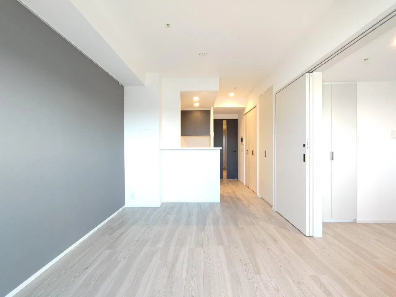 Cross Residence Takadanobaba - Interior - ["Fixture", "Wood", "Door"]