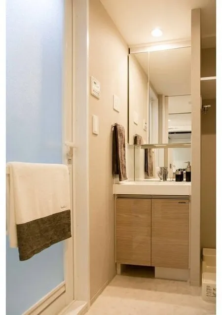 Comforia Kinshicho DEUX - Interior - ["Mirror", "Cabinetry", "Wood"]