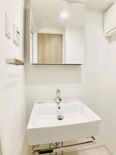 YOU I COURT - Interior - ["Mirror", "Tap", "Bathroom sink"]