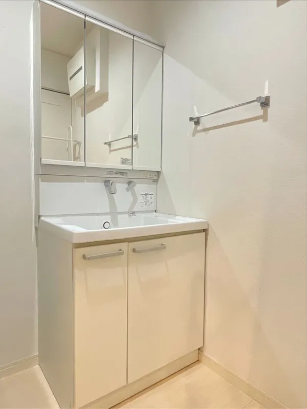 1-30-14 Higashi-Ogu, Arakawa-Ku, Tokyo - Interior - ["Plumbing fixture", "Flooring", "Bathroom Sink"]