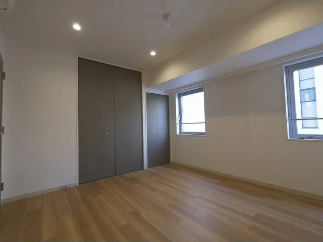 LOOP-M - Interior - ["Window", "Building", "Fixture"]