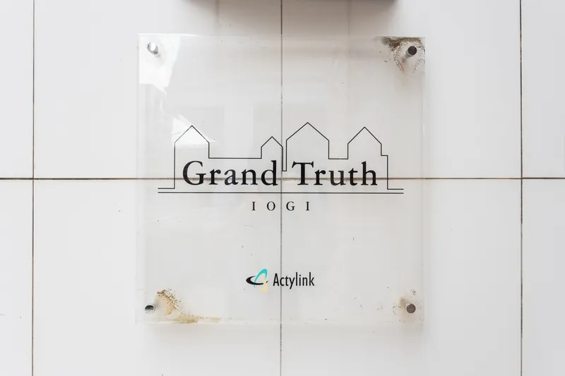 Grantruth Iogi - Exterior - ["Silver", "Graphics", "Graphic design"]
