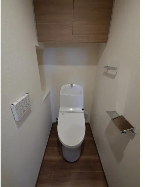 Deems Komagome - Interior - ["Toilet seat", "Toilet", "Plumbing fixture"]