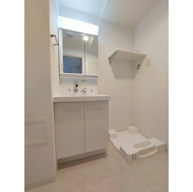 Traverse Monzennakacho - Interior - ["Mirror", "Sink", "Building"]