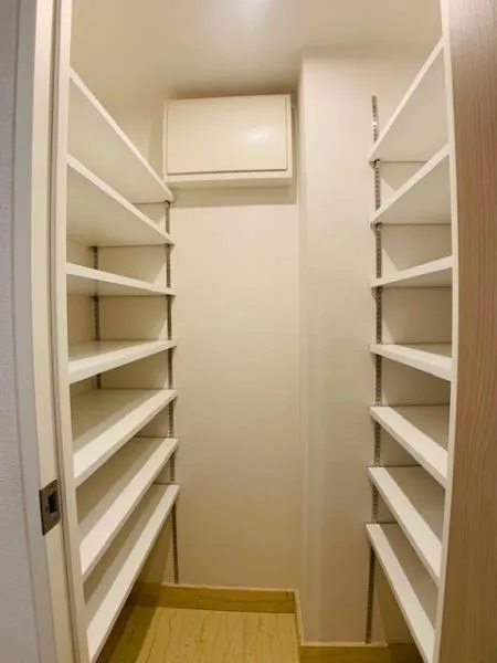EVERTOW CHOJAMARU - Interior - ["Room", "Shelf", "Property"]