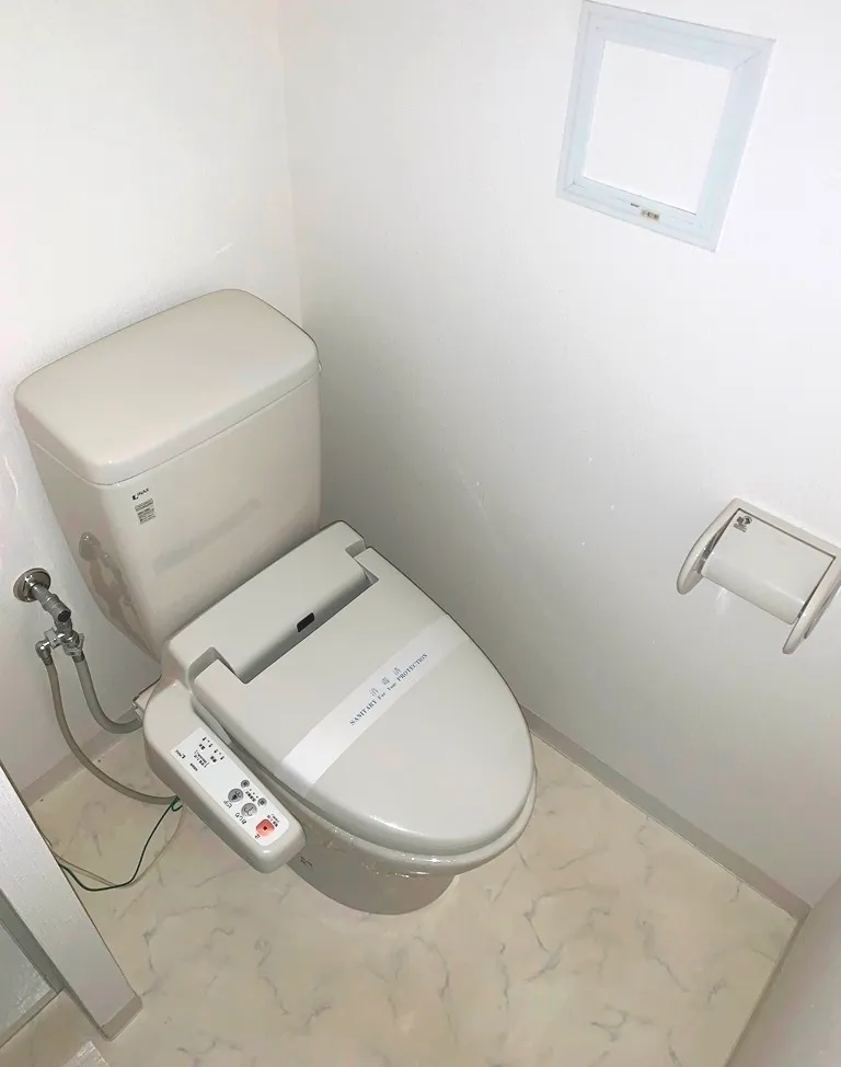 Regalo Ochanomizu I - Interior - ["Plumbing fixture", "Toilet seat", "Bathroom"]