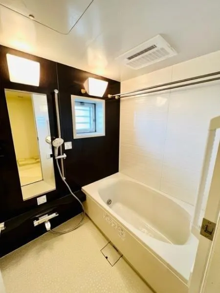 Brillia Ist Sangenjaya Blossom Terrace - Interior - ["Bathtub", "Plumbing fixture", "Mirror"]
