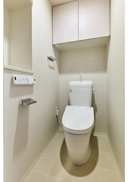 Lefon Progres Akabane Marks - Interior - ["Toilet seat", "Toilet", "Plumbing fixture"]