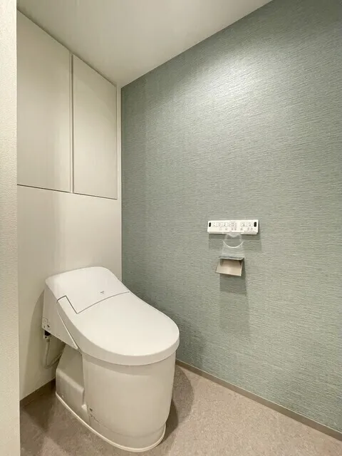 Stylio Kamata West - Interior - ["Toilet seat", "Toilet", "Flooring"]