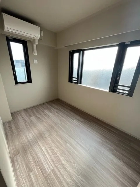 Crevia Luxe Kinshicho - Interior - ["Building", "Window", "Fixture"]