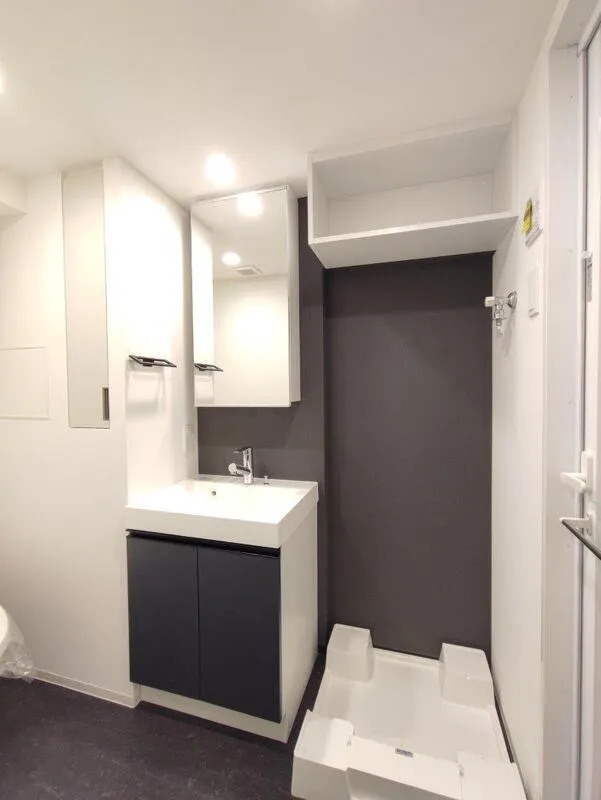 Cross Residence Takadanobaba - Interior - ["Flooring", "Plumbing fixture", "Interior design"]