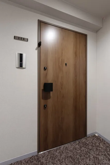El Sereno Yokohama - Interior - ["Wood", "Lock and key", "Door handle"]