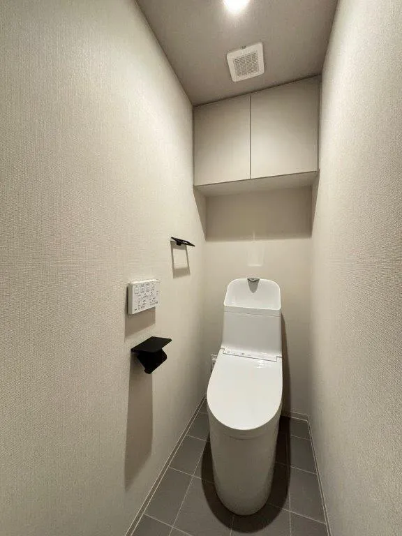 Branchiesta Ekoda - Interior - ["Toilet seat", "Flooring", "Toilet"]