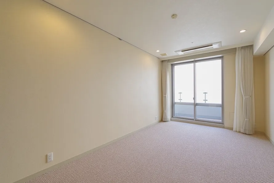 La Tour Shiodome - Interior - ["Building", "Fixture", "Window"]