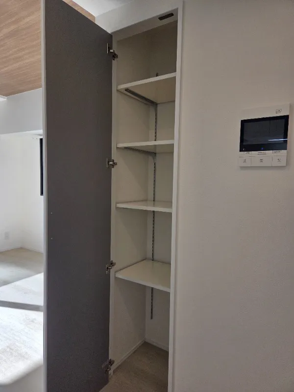 Residia Kanda Higashi - Interior - ["Wood", "Flooring", "Shelving"]