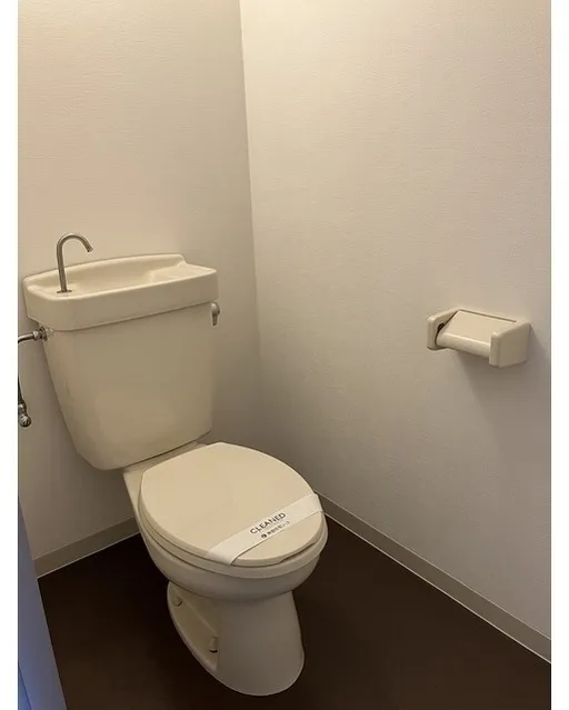 Maison Murase - Interior - ["Toilet seat", "Toilet", "Plumbing fixture"]