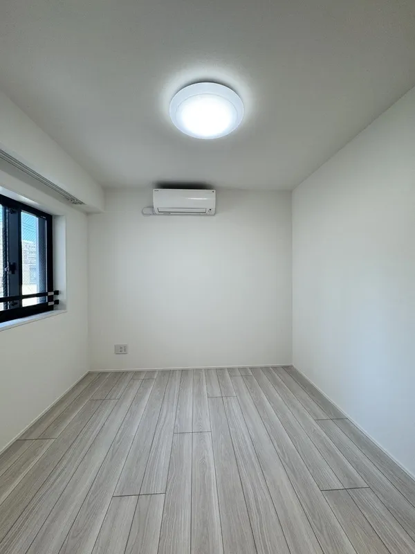 LUMIEC un Iriya - Interior - ["Flooring", "Ceiling", "White"]