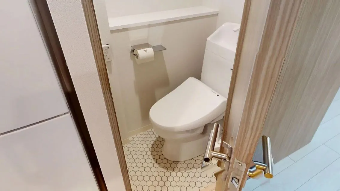Hmlet Nishikoyama - Interior - ["Toilet seat", "Toilet", "Bathroom"]